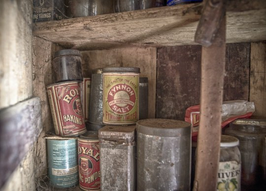 Ba người chỉ sử dụng hai căn phòng. Họ rời đi vào năm 2015, để lại hàng loạt vật dụng, trong đó có cả những loại đồ hộp có thể từ những năm đầu của thế kỷ 20. (Nguồn: metro.co.uk)