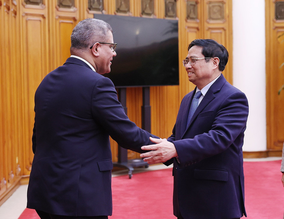 Thủ tướng Phạm Minh Chính và ông Alok Sharma, Bộ trưởng, Chủ tịch Hội nghị Liên hợp quốc về Biến đổi khí hậu lần thứ 26. (Ảnh: Dương Giang/TTXVN)