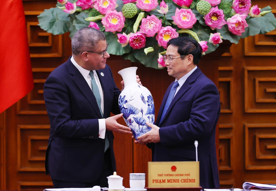 Thủ tướng Phạm Minh Chính tặng quà lưu niệm cho ông Alok Sharma. (Ảnh: Dương Giang/TTXVN)