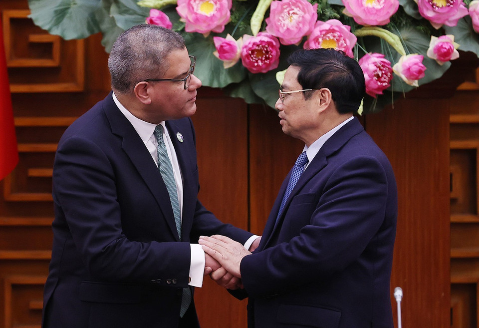Thủ tướng Phạm Minh Chính và ông Alok Sharma, Bộ trưởng, Chủ tịch Hội nghị Liên hợp quốc về Biến đổi khí hậu lần thứ 26. (Ảnh: Dương Giang/TTXVN)