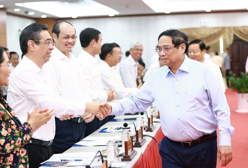 Thủ tướng Phạm Minh Chính với các cán bộ lãnh đạo thành phố Hồ Chí Minh. (Ảnh: Dương Giang/TTXVN)