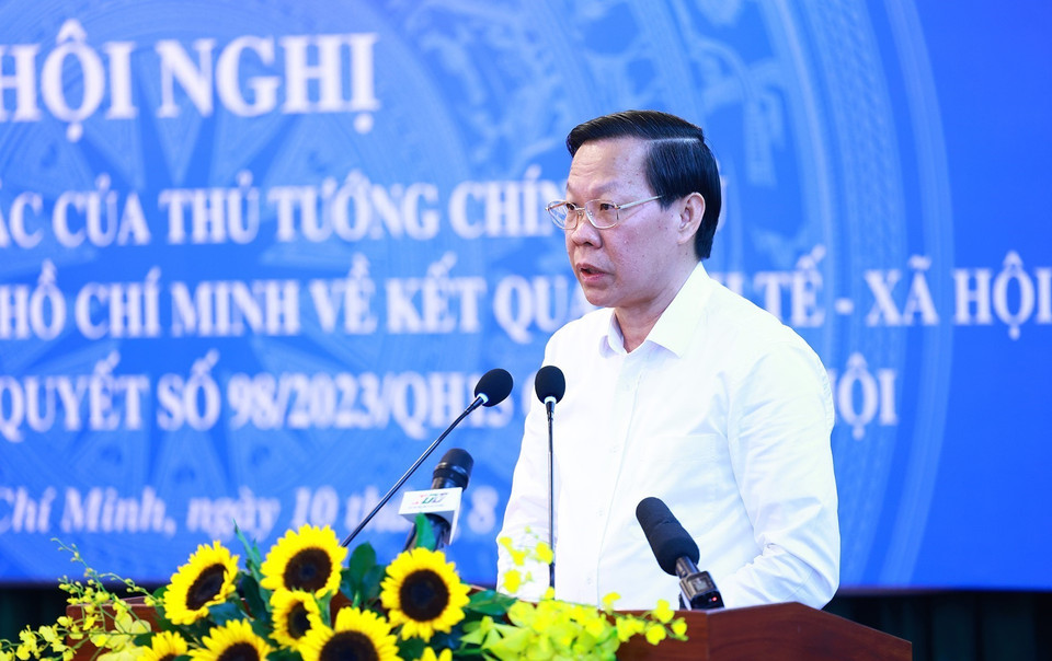 Chủ tịch Ủy ban Nhân dân Thành phố Hồ Chí Minh Phan Văn Mãi báo cáo tình hình phát triển kinh tế-xã hội và kết quả thực hiện Nghị quyết 98/2023.QH15. (Ảnh: Dương Giang/TTXVN)