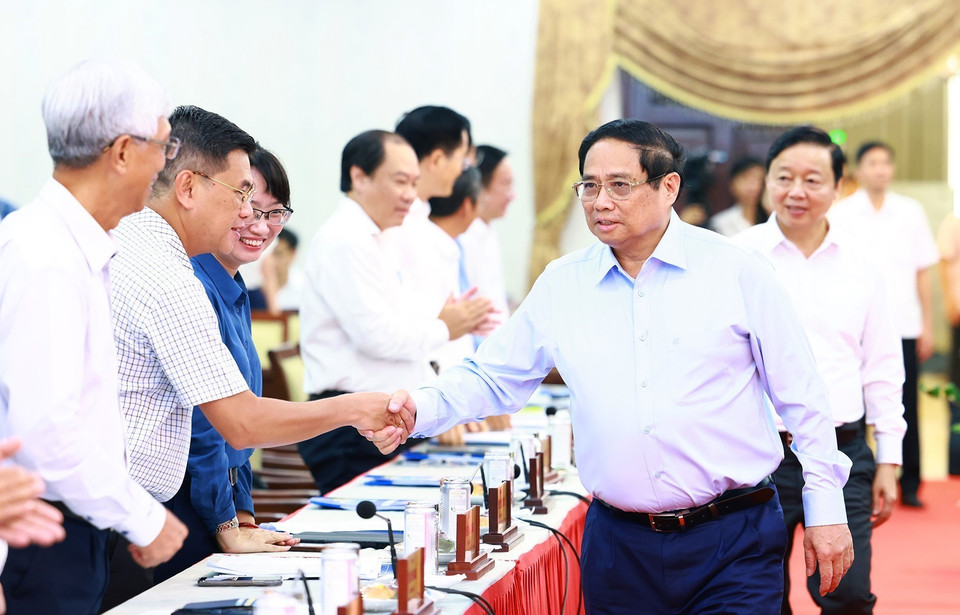 Thủ tướng Phạm Minh Chính với các cán bộ lãnh đạo thành phố Hồ Chí Minh. (Ảnh: Dương Giang/TTXVN)