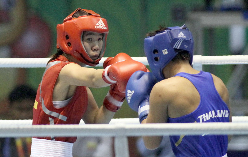 Võ sỹ Lưu Thị Duyên (trái) giành huy chương Vàng nội dung 60kg nữ. (Ảnh: Quang Nhựt/TTXVN)