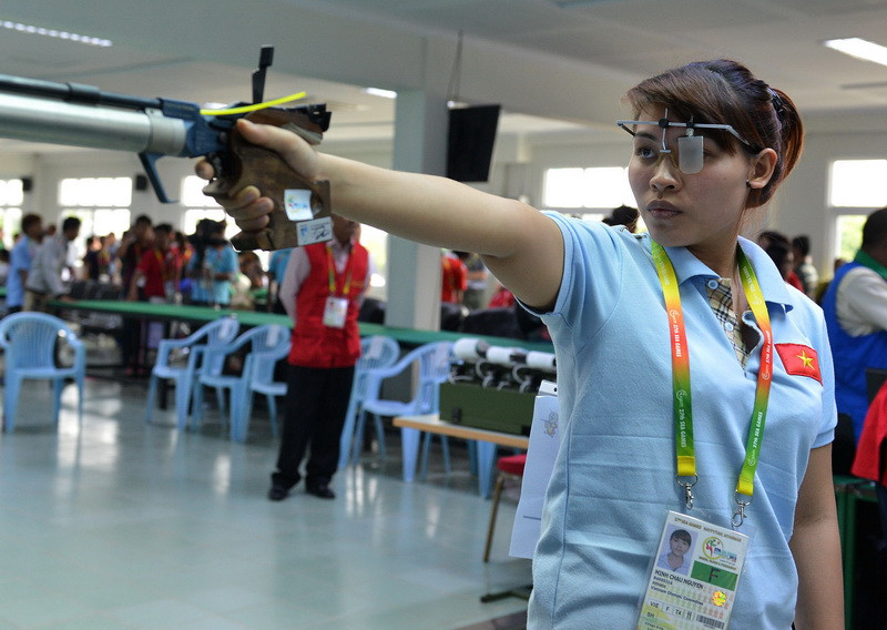 Xạ thủ Nguyễn Minh Châu thi đấu nội dung 10 mét súng ngắn hơi. (Ảnh: Thanh Hà/TTXVN)