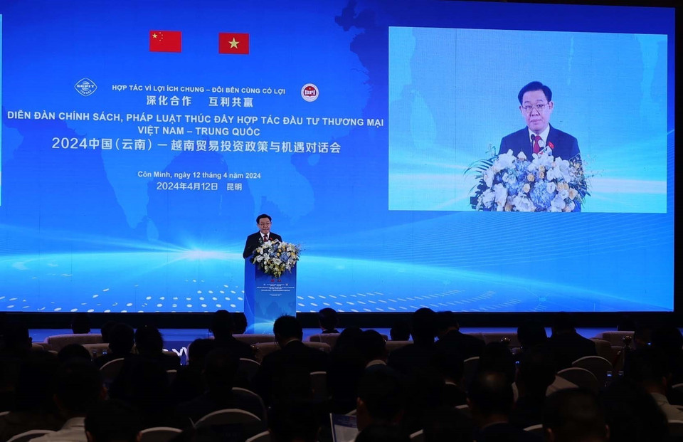 Chủ tịch Quốc hội Vương Đình Huệ phát biểu tại Diễn đàn chính sách, pháp luật thúc đẩy hợp tác đầu tư thương mại Việt Nam-Trung Quốc. (Ảnh: Nhan Sáng/TTXVN)