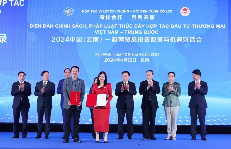Chủ tịch Quốc hội Vương Đình Huệ chứng kiến doanh nghiệp hai nước trao đổi Biên bản ghi nhớ hợp tác. (Ảnh: Nhan Sáng/TTXVN)