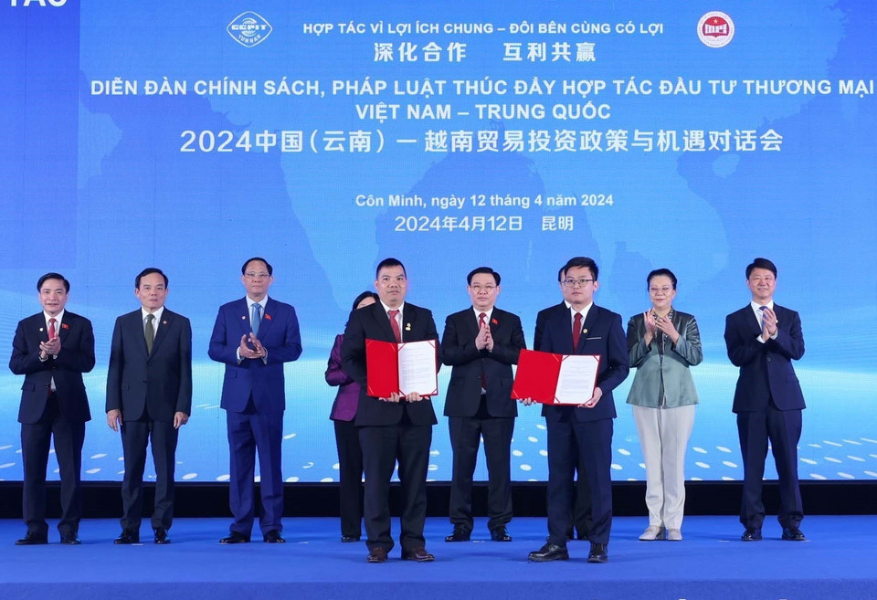 Chủ tịch Quốc hội Vương Đình Huệ chứng kiến doanh nghiệp hai nước trao đổi Biên bản ghi nhớ hợp tác. (Ảnh: Nhan Sáng/TTXVN)