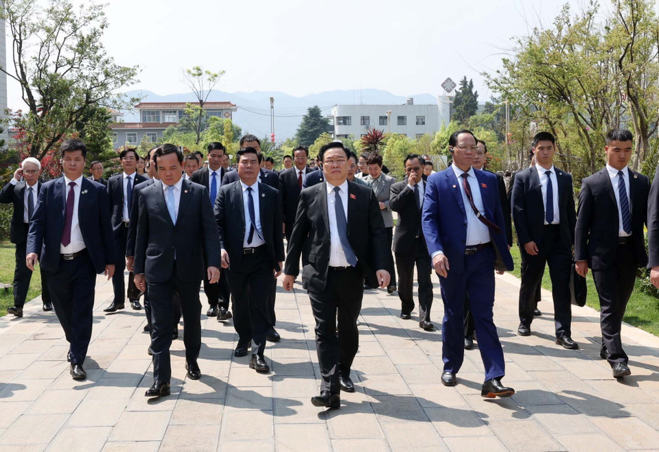 Chủ tịch Quốc hội Vương Đình Huệ thăm dự án tiêu biểu về công nghệ cao tại Trung tâm sáng tạo nông nghiệp xanh Vân Thiên Hóa tỉnh Vân Nam. (Ảnh: Nhan Sáng/TTXVN)