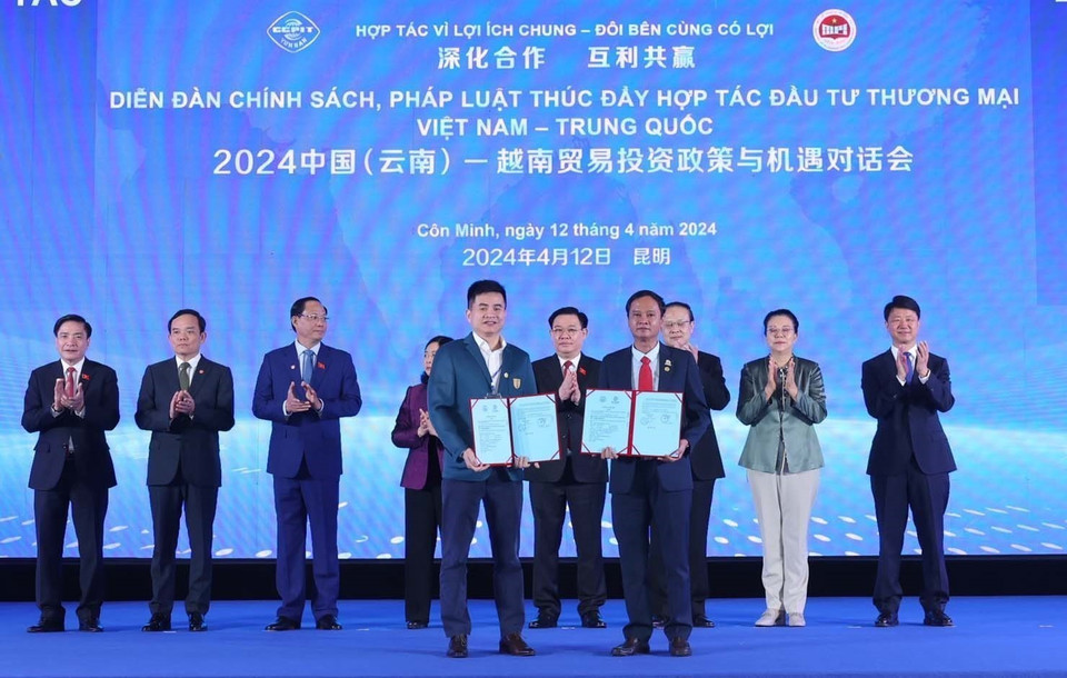 Chủ tịch Quốc hội Vương Đình Huệ chứng kiến doanh nghiệp hai nước trao đổi Biên bản ghi nhớ hợp tác. (Ảnh: Nhan Sáng/TTXVN)