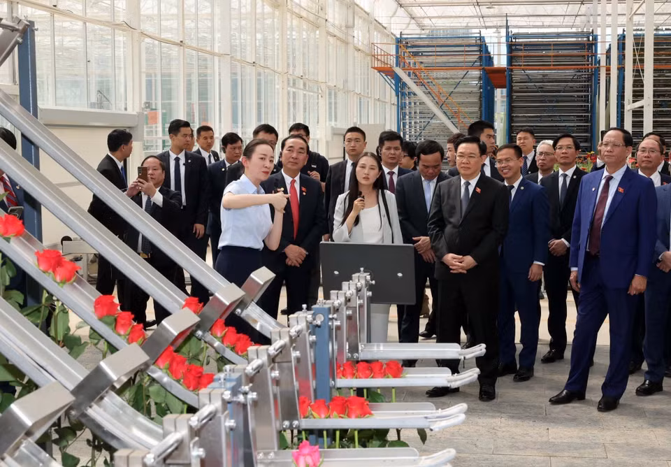 Chủ tịch Quốc hội Vương Đình Huệ thăm dự án tiêu biểu về công nghệ cao tại Trung tâm sáng tạo nông nghiệp xanh Vân Thiên Hóa tỉnh Vân Nam. (Ảnh: Nhan Sáng/TTXVN)