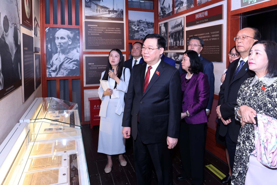 Chủ tịch Quốc hội Vương Đình Huệ tham quan Khu di tích lịch sử Chủ tịch Hồ Chí Minh tại thành phố Côn Minh. (Ảnh: Nhan Sáng/TTXVN)