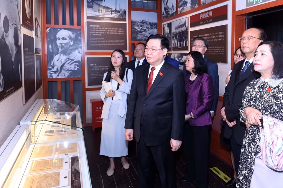 Chủ tịch Quốc hội Vương Đình Huệ tham quan Khu di tích lịch sử Chủ tịch Hồ Chí Minh tại thành phố Côn Minh. (Ảnh: Nhan Sáng/TTXVN)