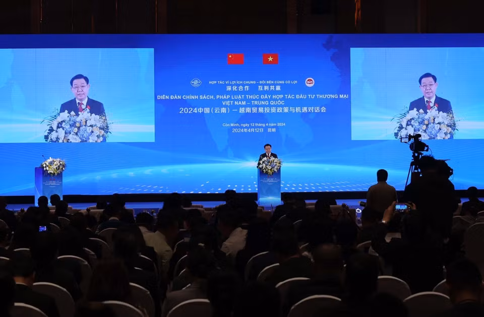 Chủ tịch Quốc hội Vương Đình Huệ phát biểu tại Diễn đàn chính sách, pháp luật thúc đẩy hợp tác đầu tư thương mại Việt Nam-Trung Quốc. (Ảnh: Nhan Sáng/TTXVN)