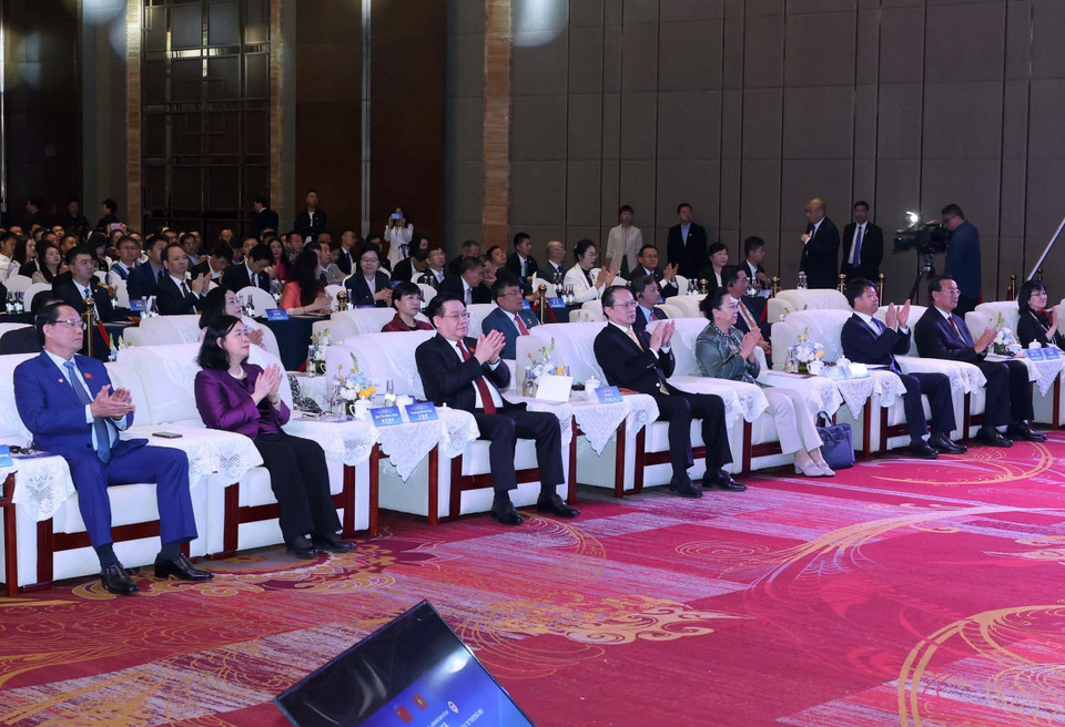 Chủ tịch Quốc hội Vương Đình Huệ và đại biểu dự Diễn đàn chính sách, pháp luật thúc đẩy hợp tác đầu tư thương mại Việt Nam-Trung Quốc. (Ảnh: Nhan Sáng/TTXVN)