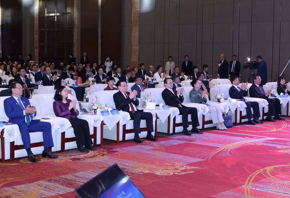 Chủ tịch Quốc hội Vương Đình Huệ và đại biểu dự Diễn đàn chính sách, pháp luật thúc đẩy hợp tác đầu tư thương mại Việt Nam-Trung Quốc. (Ảnh: Nhan Sáng/TTXVN)