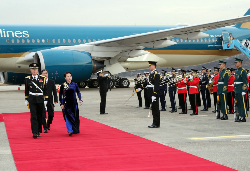 Nghi lễ đón Chủ tịch Quốc hội Nguyễn Thị Kim Ngân tại sân bay Seongnam ở thủ đô Seoul. (Ảnh: Trọng Đức/TTXVN)