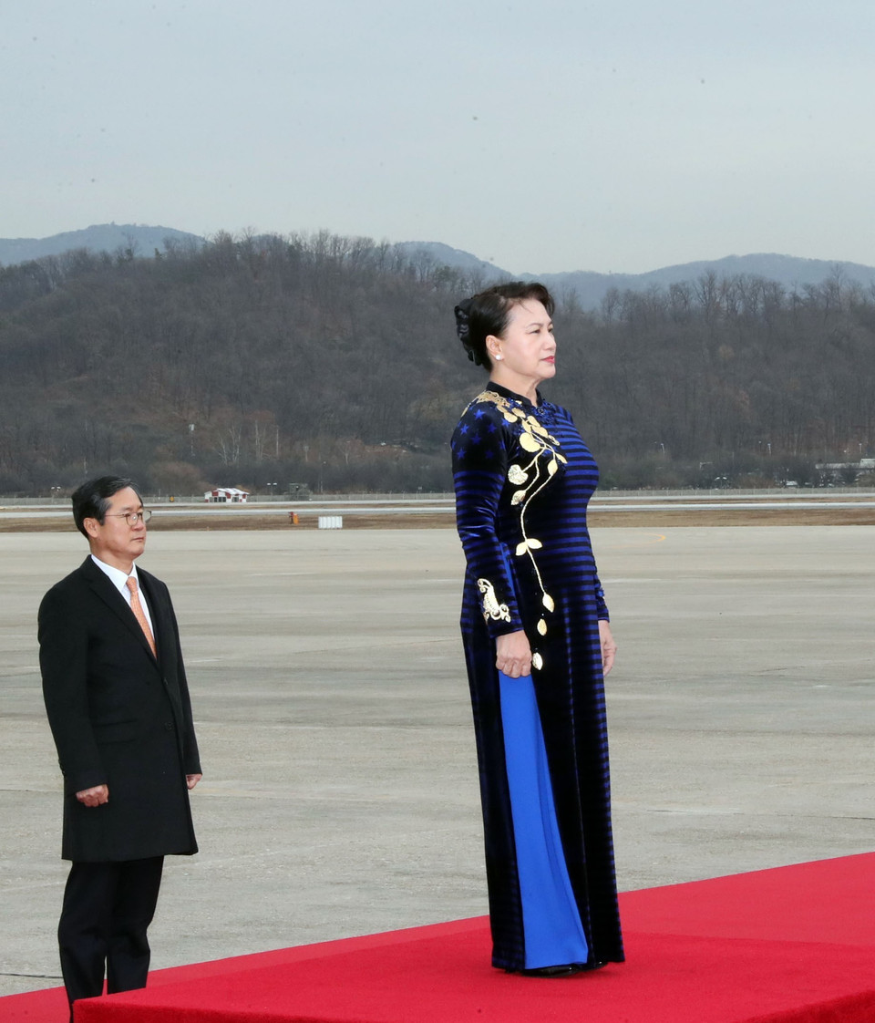 Nghi lễ đón Chủ tịch Quốc hội Nguyễn Thị Kim Ngân tại sân bay Seongnam ở thủ đô Seoul. (Ảnh: Trọng Đức/TTXVN)