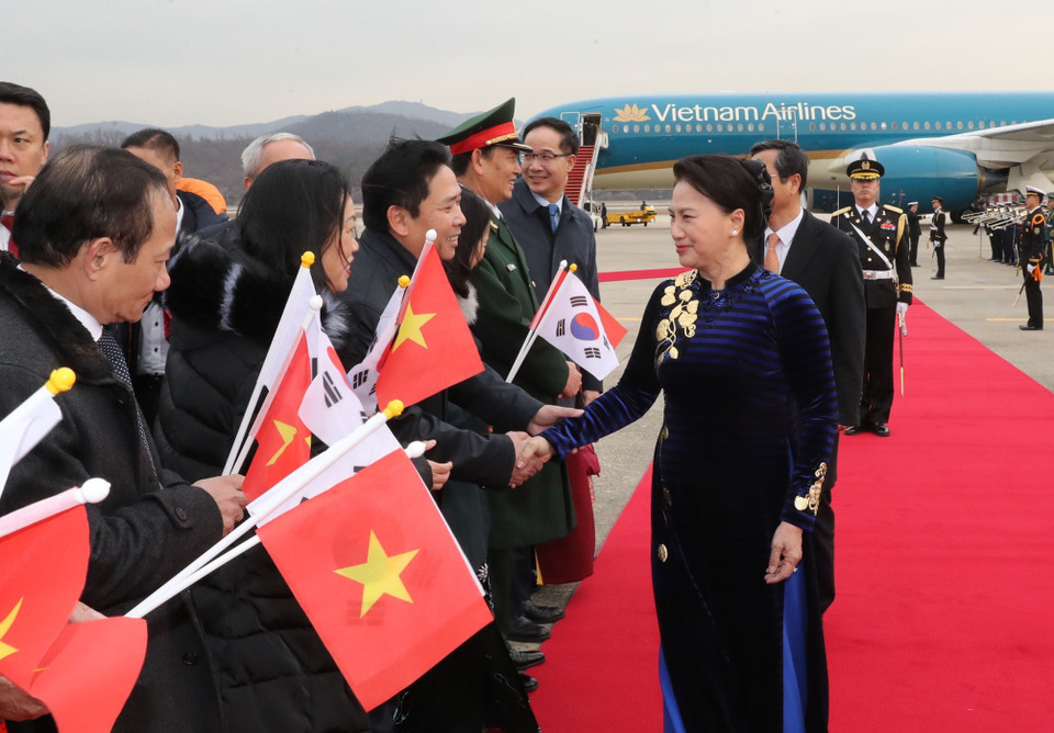 Đông đảo cán bộ Đại sứ quán và đại diện cộng đồng người Việt Nam tại Hàn Quốc đón Chủ tịch Quốc hội Nguyễn Thị Kim Ngân tại sân bay Seongnam ở thủ đô Seoul. (Ảnh: Trọng Đức/TTXVN)