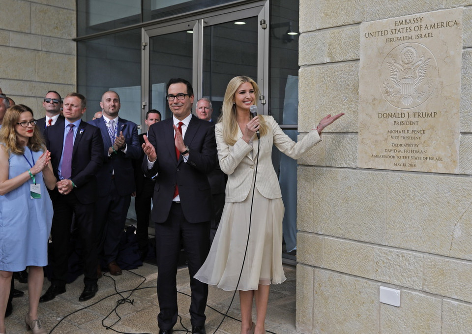 Bộ trưởng Tài chính Mỹ Steve Mnuchin (giữa, trái) và con gái Tổng thống Mỹ, cô Ivanka Trump (phải) chính thức khai trương Đại sứ quán Mỹ tại Jerusalem ngày 14/5. (Nguồn: AFP/TTXVN)