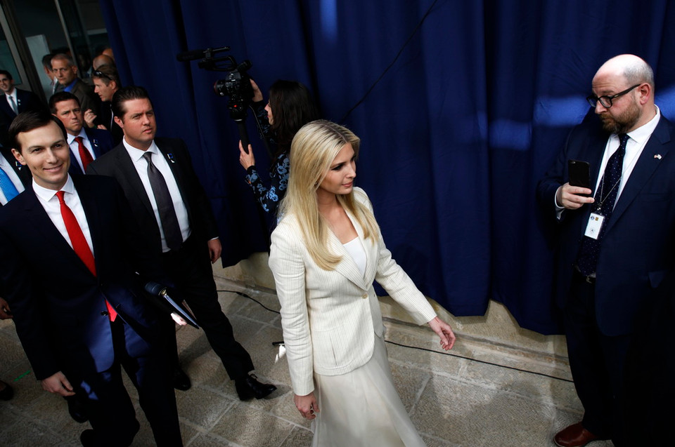  Trợ lý Nhà Trắng, ông Jared Kushner (trái) và vợ là Ivanka Trump (giữa), con gái của Tổng thống Mỹ Donald Trump tới dự lễ mở cửa Đại sứ quán Mỹ tại Jerusalem. (Nguồn: AFP/TTXVN)