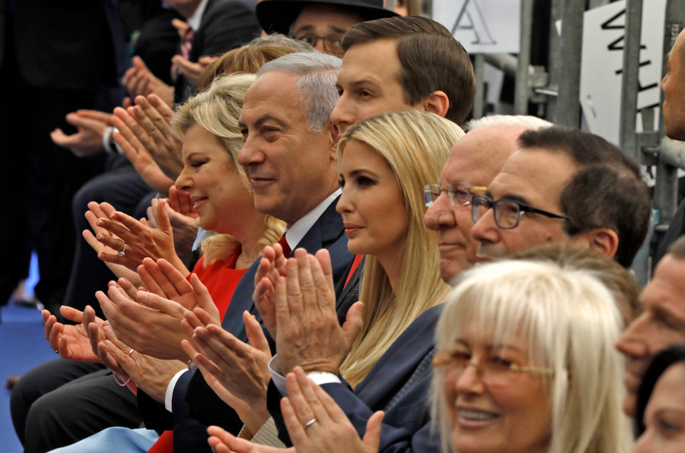 Thủ tướng Israel Benjamin Netanyahu (thứ 2 trái) , trợ lý Nhà Trắng, ông Jared Kushner và vợ là Ivanka Trump, con gái của Tổng thống Mỹ Donald Trump và một số quan chức tại lễ mở cửa Đại sứ quán Mỹ tại Jerusalem. (Nguồn: AFP/TTXVN)