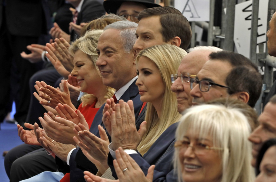  Thủ tướng Israel Benjamin Netanyahu (thứ 2, trái), trợ lý Nhà Trắng, ông Jared Kushner (thứ 3, trái) và con gái Tổng thống Mỹ, cô Ivanka Trump (giữa) cùng Bộ trưởng Tài chính Mỹ Steve Mnuchin (phải) tại lễ khai trương Đại sứ quán tại Jerusalem ngày 14/5. (Nguồn: AFP/TTXVN)