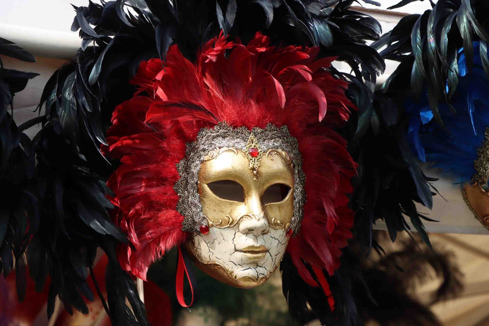 Một chiếc mặt nạ Venice được làm thủ công hoàn toàn. (Ảnh: Hương Giang/TTXVN)