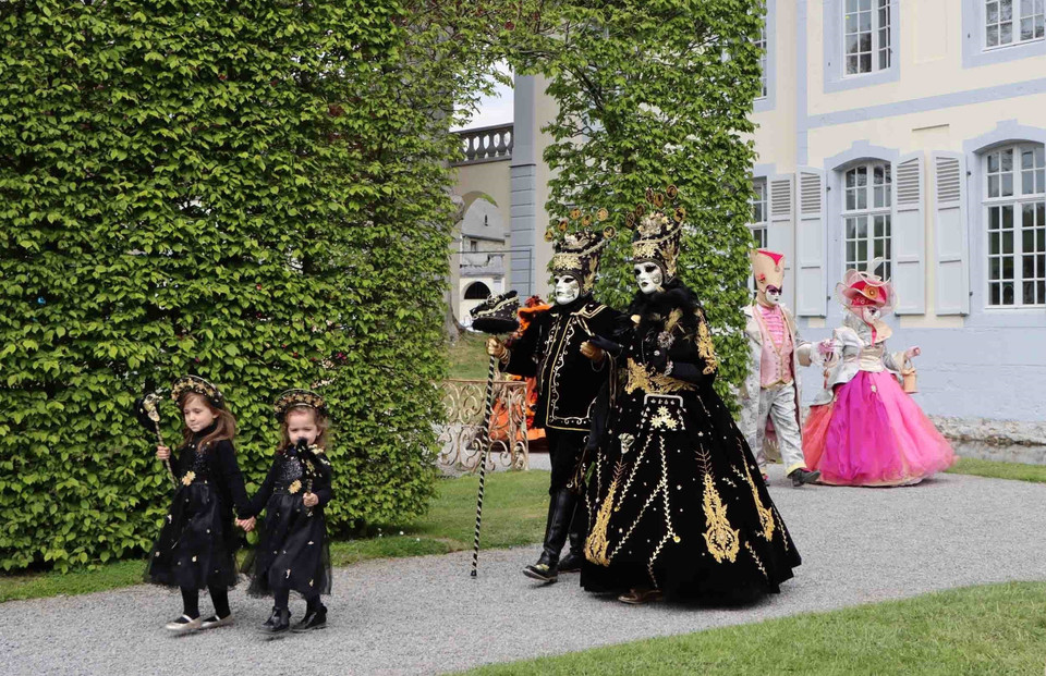 Lễ hội carnaval Mặt nạ Venice diễn ra từ 30/4-1/5, tại khu vườn Annevoie (tỉnh Namur). (Ảnh: Hương Giang/TTXVN)