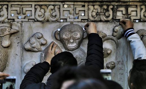 Đã có tới 28.000 lượt khách tới thăm Bạch Vân Quán để chạm tay vào bức tượng khỉ, vì loài vật tượng trưng cho năm nay chính là chú khỉ. (Nguồn: CCTV)