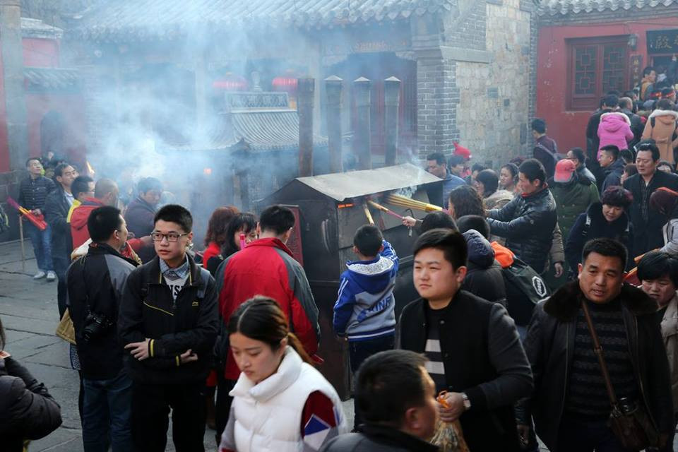 Trong ngày tết đầu năm, người Trung Quốc thường leo lên núi Thái Sơn để thắp hương. Nhiều người Trung Quốc tin rằng người đầu tiên thắp hương trong đền sẽ có một năm mới thịnh vượng. (Nguồn: CCTV)