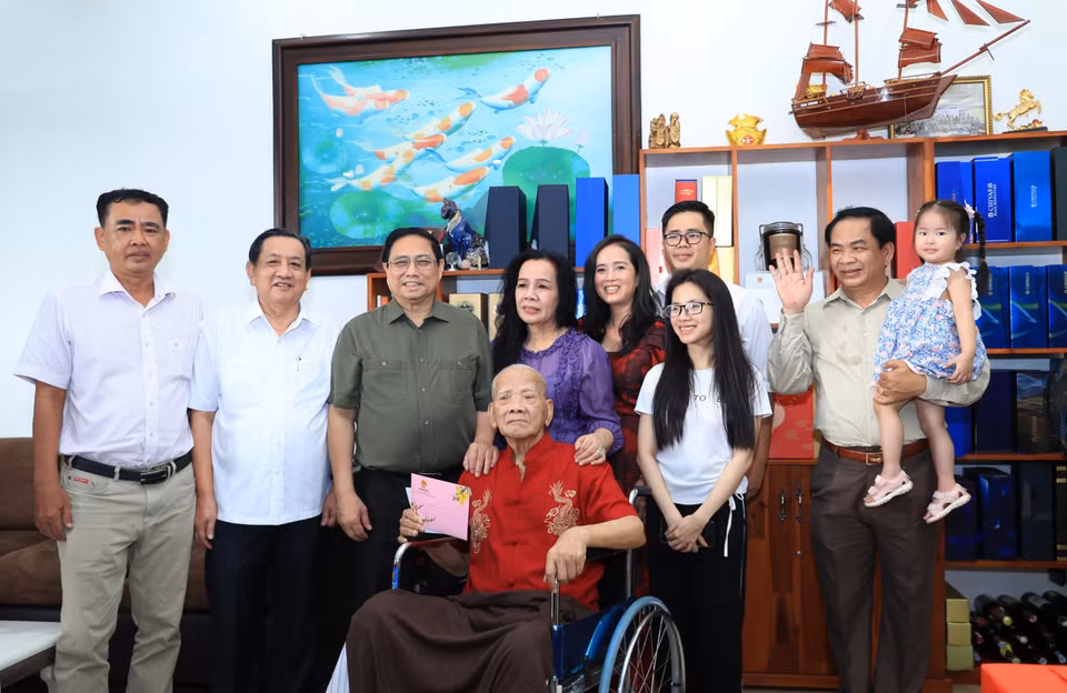 Thủ tướng Phạm Minh Chính thăm, chúc Tết gia đình ông Lê Văn Lai (tức Ba Bường), 105 tuổi, cán bộ tiền khởi nghĩa. (Ảnh: Văn Điệp/TTXVN)