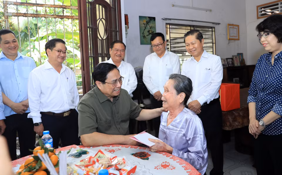 Thủ tướng Phạm Minh Chính thăm, chúc Tết gia đình thương binh nặng Lâm Thị Mười. (Ảnh: Văn Điệp/TTXVN)
