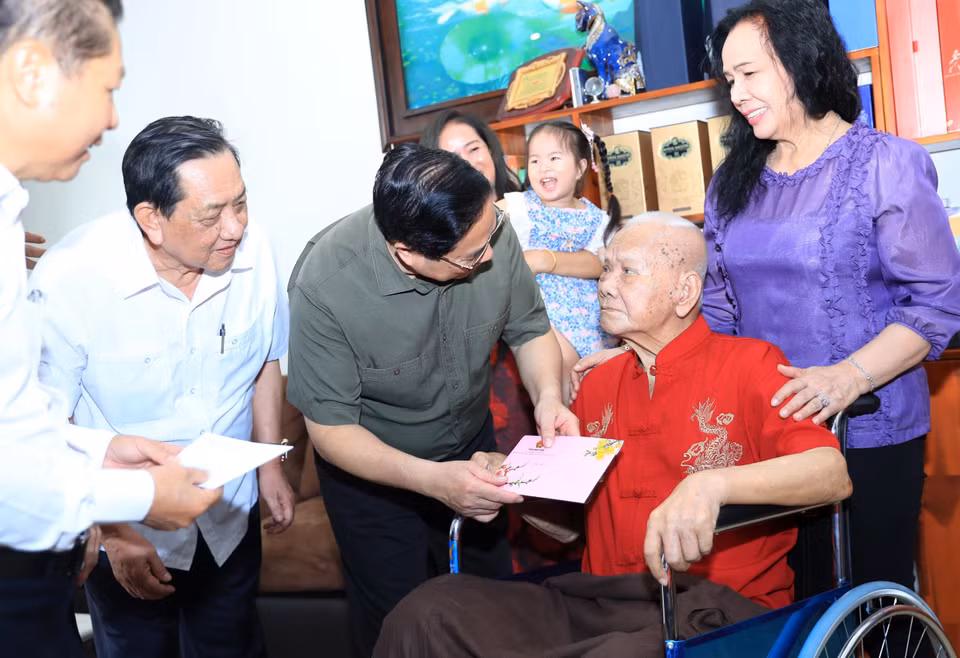 Thủ tướng Phạm Minh Chính thăm, chúc Tết gia đình ông Lê Văn Lai (tức Ba Bường), 105 tuổi, cán bộ tiền khởi nghĩa. (Ảnh: Văn Điệp/TTXVN)