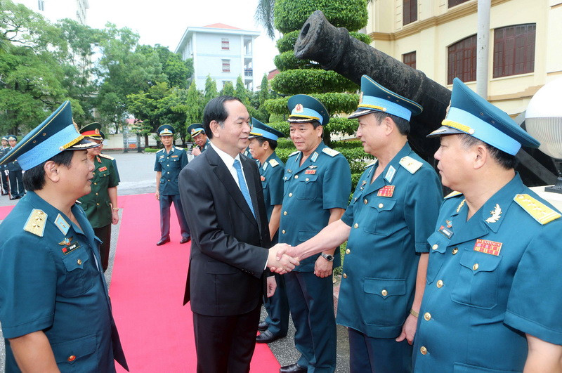 Chủ tịch nước Trần Đại Quang với cán bộ, chiến sĩ Quân chủng Phòng không-Không quân. (Ảnh: Nhan Sáng/TTXVN)