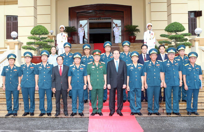 Chủ tịch nước Trần Đại Quang với cán bộ, chiến sĩ Quân chủng Phòng không-Không quân. (Ảnh: Nhan Sáng/TTXVN)
