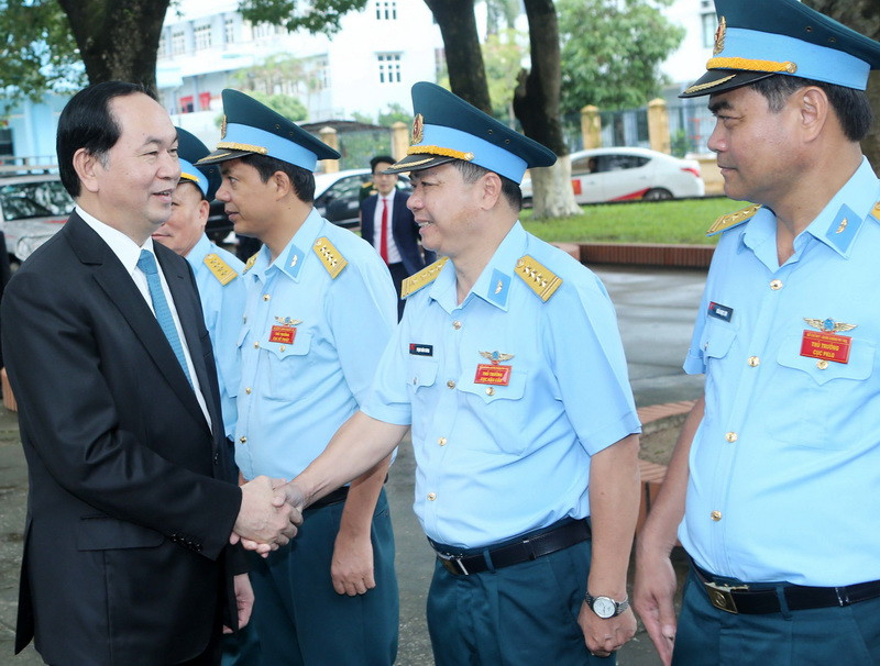 Chủ tịch nước Trần Đại Quang với cán bộ, chiến sĩ trực chỉ huy sẵn sàng chiến đấu tại Sở Chỉ huy của Quân chủng. (Ảnh: Nhan Sáng/TTXVN)
