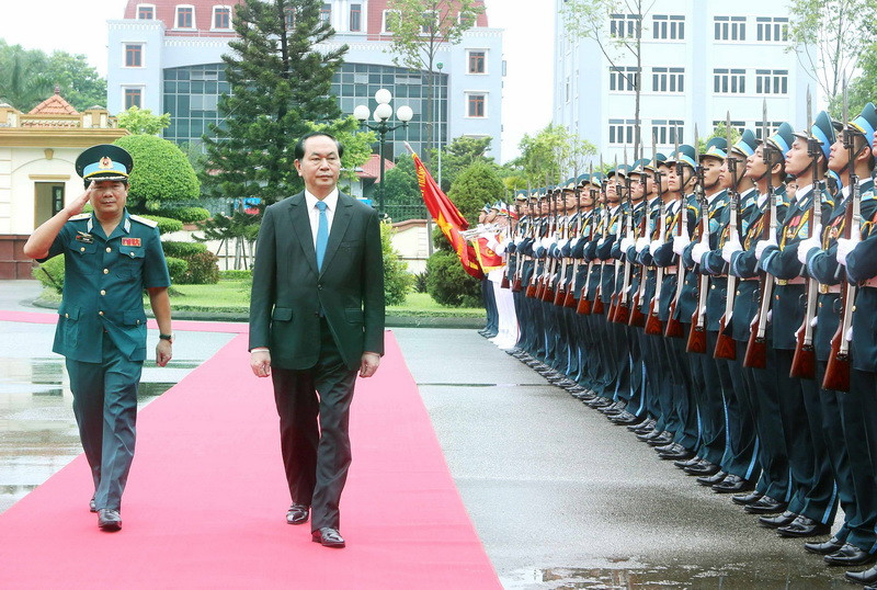 Chủ tịch nước Trần Đại Quang duyệt đội Danh dự. (Ảnh: Nhan Sáng/TTXVN)