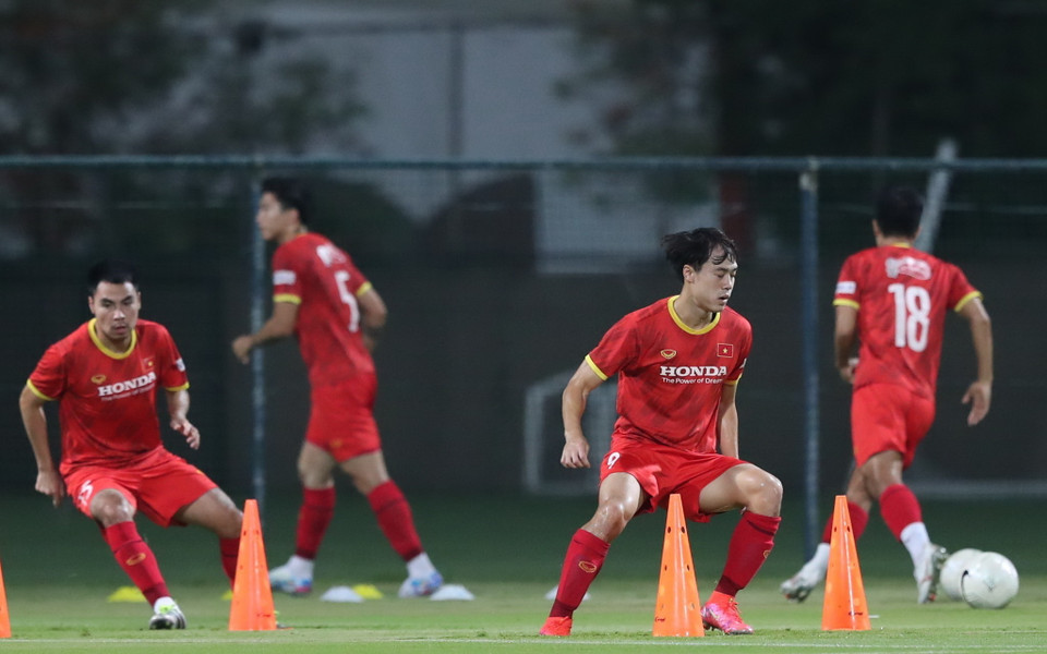 Tiền đạo Nguyễn Văn Toàn (phải) cùng các đồng đội tập luyện. (Ảnh: Hoàng Linh/TTXVN)