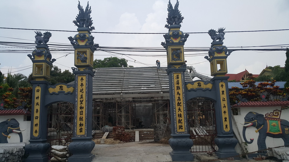 Phương án 2 là cho tồn tại như hiện nay và gắn những cấu kiện, mảng chạm có giá trị của đình cũ. (Ảnh: Đinh Thuận/TTXVN)