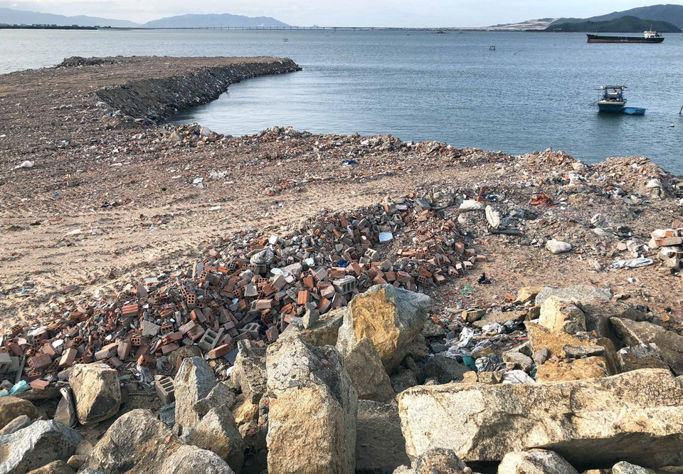 Mặc dù chưa có thiết kế và phê duyệt nhưng Công ty Cổ phần Xăng dầu Bình An đã huy động phương tiện đổ hàng ngàn m3 xà bần lấp đầm Thị Nại (thành phố Quy Nhơn, tỉnh Bình Định) để thực hiện dự án kho cảng xăng dầu. (Ảnh: Hà Linh/TTXVN)