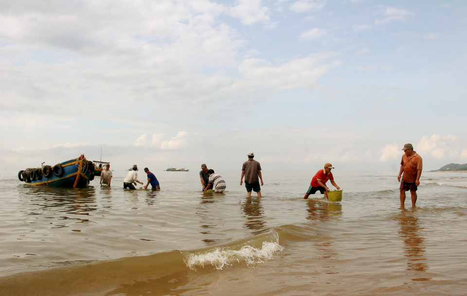 Hít thở khí trời trong lành, tận hưởng những cơn gió biển thanh khiết và được ngắm nhìn khung cảnh tuyệt đẹp khiến cho mọi người đều cảm thấy thư thái, thoải mái và tràn đầy năng lượng. (Ảnh: Lưu Văn Đạt/Vietnam+)