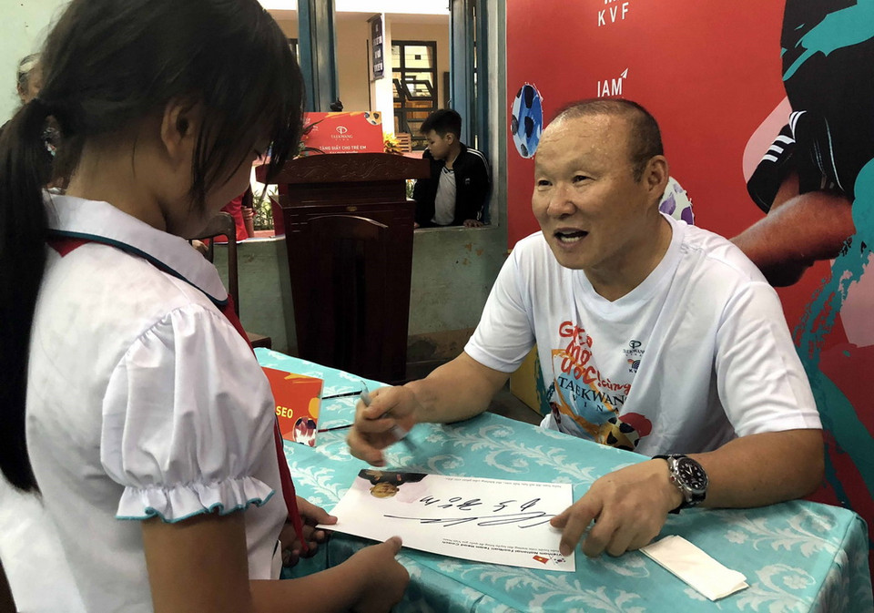 Trong chương trình này, ông Park Hang Seo đã trực tiếp huấn luyện, truyền cảm hứng cho các em thiếu nhi, giúp các em có cơ hội theo đuổi ước mơ và niềm đam mê bóng đá của mình. (Ảnh: Nguyên Linh/TTXVN)