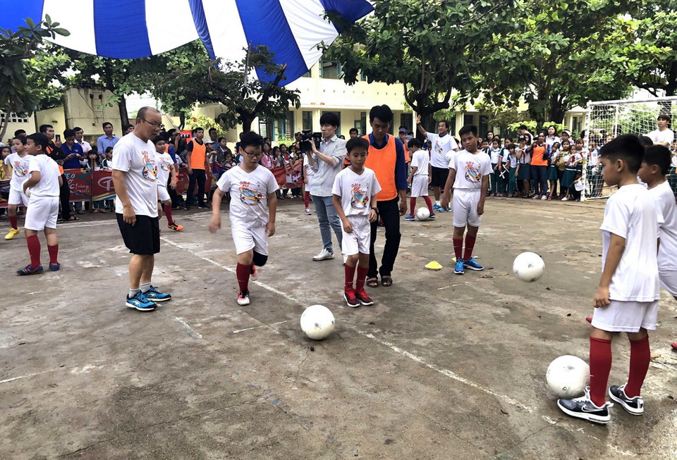 Ông Park Hang Seo giao lưu với học sinh Trường Tiểu học số 1 Nhơn Bình (thành phố Quy Nhơn, tỉnh Bình Định) trong chương trình “Gieo mơ ước - Give a dream.” (Ảnh: Nguyên Linh/TTXVN)