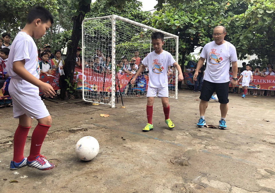 “Gieo mơ ước" là chương trình phi lợi nhuận dành cho trẻ em thiệt thòi do chính huấn luận viên Park Hang Seo tổ chức nhằm cung cấp thiết bị và hỗ trợ về bóng đá tại những nơi có điều kiện khó khăn, không có đủ cơ sở vật chất để chơi bóng. (Ảnh: Nguyên Linh/TTXVN)