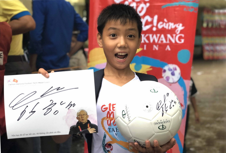 Theo ông Park Hang Seo, ở Việt Nam có rất nhiều nơi mà mọi người không thể tận hưởng bóng đá vì điều kiện còn nhiều khó khăn. (Ảnh: Nguyên Linh/TTXVN)