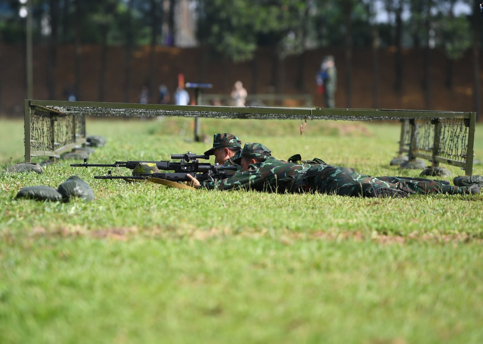 Các xạ thủ của đội tuyển quân đội Việt Nam thi đấu. (Ảnh; TTXVN phát)