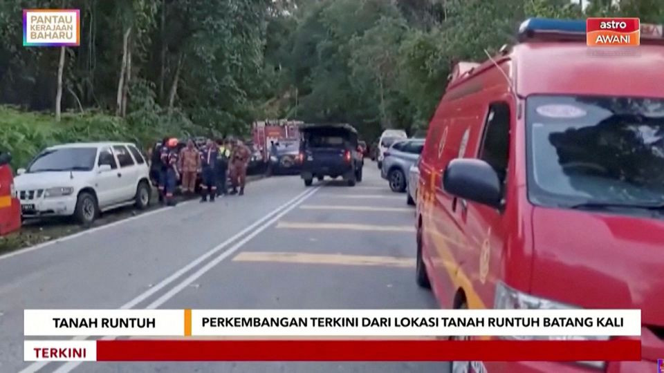 Các phương tiện cứu hộ đậu bên đường trong chiến dịch cứu hộ nạn nhân vụ lở đất ở Batang Kali, Malaysia. (Nguồn: Reuters)