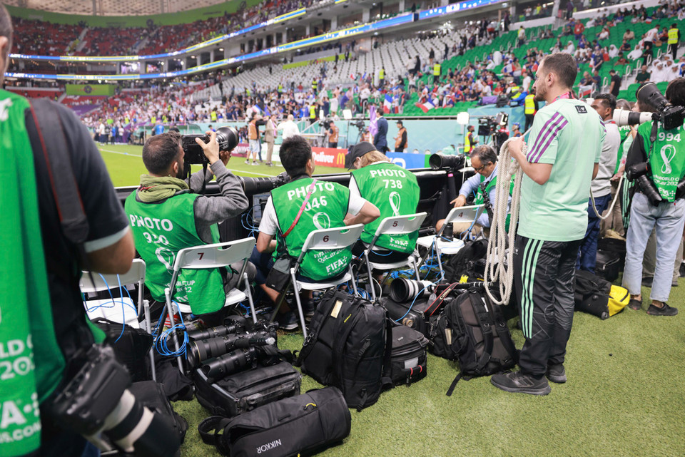 Các phóng viên chuẩn bị cho quá trình tác nghiệp trên sân. (Ảnh: Hải An/Vietnam+)