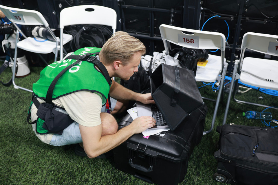 Nhiếp ảnh gia được duyệt 1 trong 2 vị trí tác nghiệp trong sân: Pitch (ngay dưới sân sau bảng quảng cáo) đây là vị trí mơ ước nhất mà rất khó đăng ký. (Ảnh: Hải An/Vietnam+)